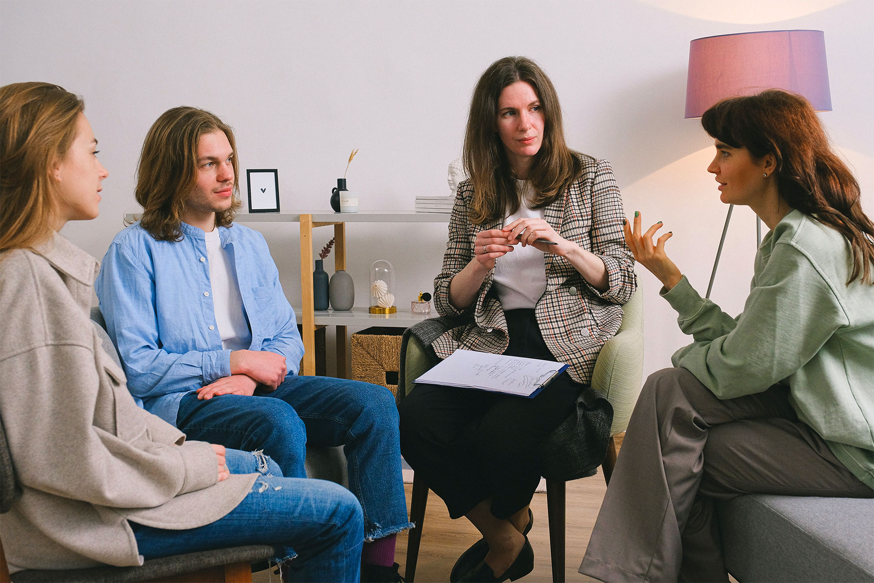 Un groupe de parole réuni en cercle dans une salle